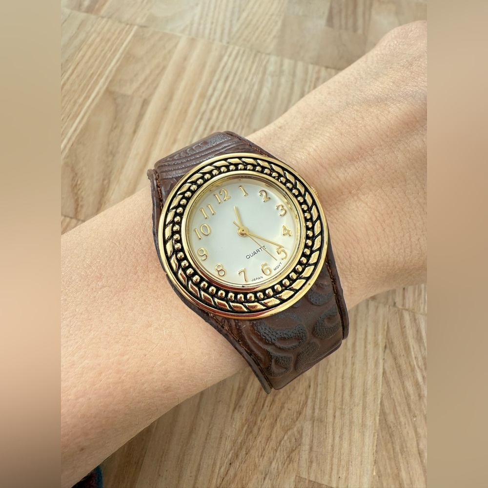 Avon ladies gold tone brown cuff bracelet watch NEW BATTERY - Picture 2 of 9